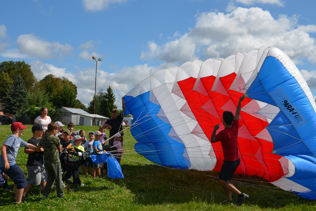 Členové strakonického aeroklubu předvedli dětem padáky.