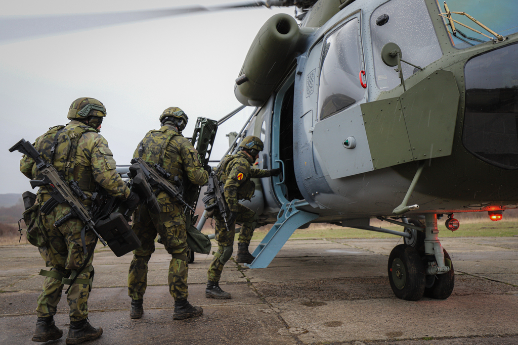 Čeští vojáci během nástupu do vrtulníku Mi-171š.