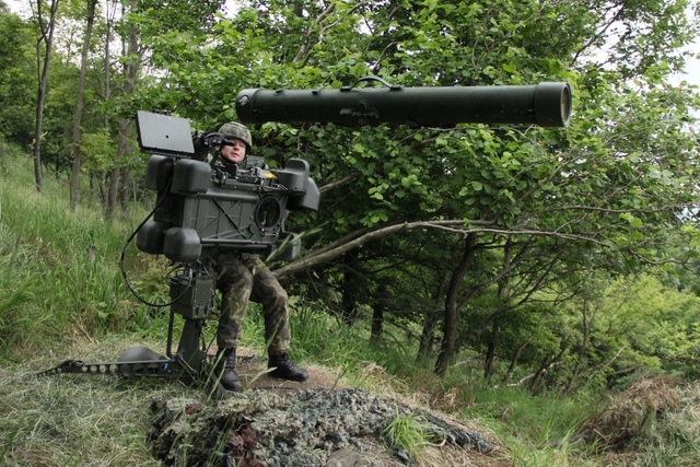 Přebíjení protiletadlového kompletu RBS-70 (ilustrativní snímek z výcviku). 