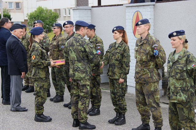 Součástí ceremoniálu bylo jmenování vojáků do vyšších vojenských hodností