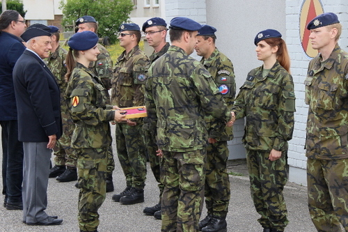 Během slavnostního nástupu strakoničtí vojáci převzali medaile