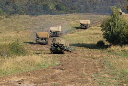 Protiletadlová raketová baterie 2K12 KUB se přesunuje do palebného postavení