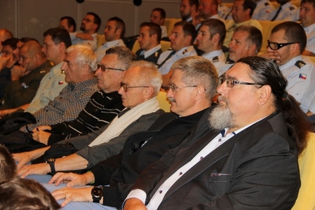 Promítání filmu se zúčastnil také strakonický starosta Břetislav Hrdlička, velitel strakonického útvaru plukovník Vladimír Barca a bývalí vojáci z povolání (zprava).