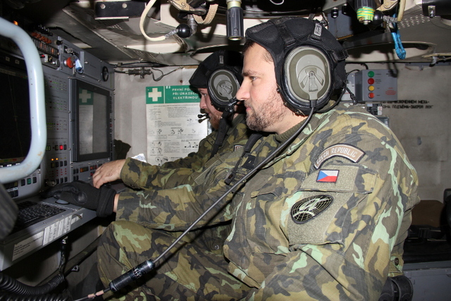 Velitel a operátor radiolokátoru SURN CZ při vedení bojové činnosti
