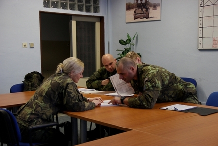 Vojáci ze Strakonic si vylepšují angličtinu i po pracovní době, učí je kolegyně