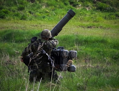 Nabíjení protiletadlového raketového kompletu RBS-70. 