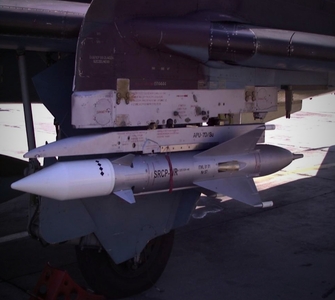 Raketa se montuje na podvěs polského letounu Su-22. 