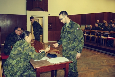 Jedním z prvních lidí, se kterým nováčci přicházejí do styku, je příslušník personálního oddělení.