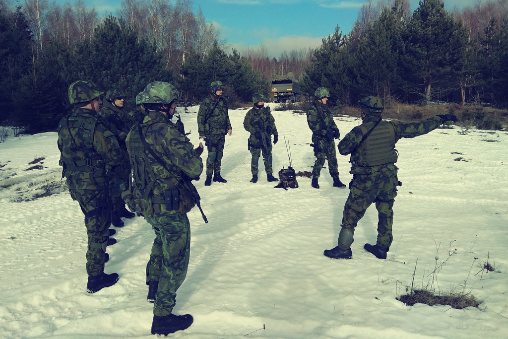 Velitel jednotky Force Protection, zabezpečující obranu místa velení, upřesňuje vojákům úkoly. 