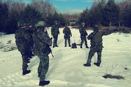 Velitel jednotky Force Protection, zabezpečující obranu místa velení, upřesňuje vojákům úkoly. 