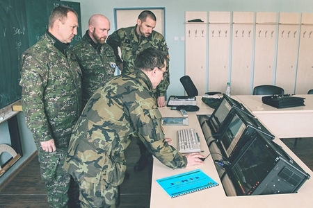 Strakoničtí vojáci ladili činnost na místech velení a trénovali řízení palby na cíl