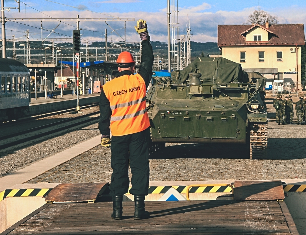 Navádějící osoba vydává signál „Pozor!“