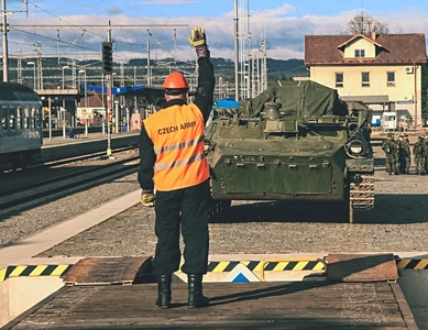 Navádějící osoba vydává signál „Pozor!“