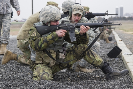 Soutěžilo se také ve střelbě z útočné pušky M16