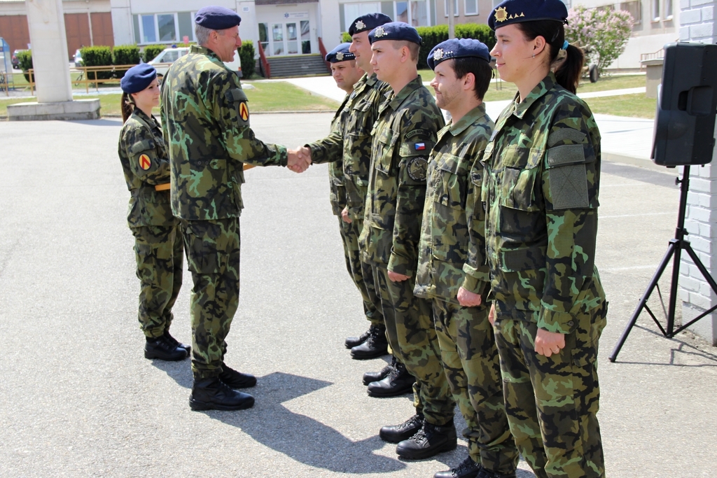 Plukovník Jaroslav Daverný předal vojákům odznaky třídnosti