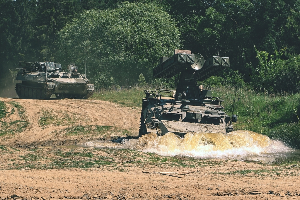 Přesun bojových vozidel S-10M2D do palebného postavení