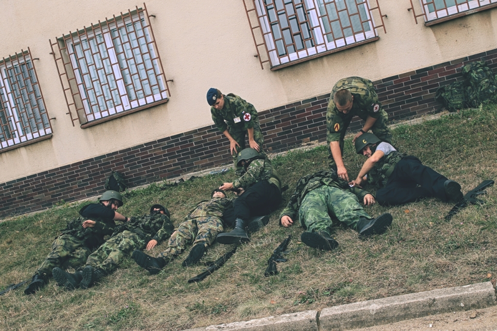 Procvičovali aplikaci turniketu, který slouží k zastavění masivního končetinového krvácení