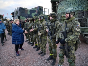 Norská politička Erna Solbergová popřála vojákům mnoho úspěchů.