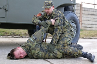 Záložníci trénovali prohlídku zajištěné osoby