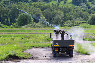 Vojáci stříleli také z protiletadlových raketových kompletů S-2M.