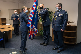 Plukovník Jaroslav Ackermann předal bojový prapor do rukou velitele Vzdušných sil AČR generálmajora Petra Mikulenky.