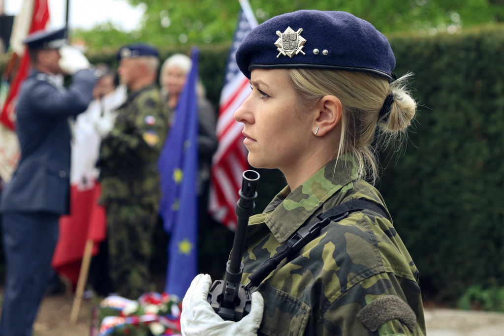 K jejím služebním povinnostem patří například i zabezpečení pietních aktů.