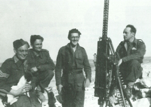 Jaroslav Selner (první zprava) s příslušníky své jednotky v Tobruku v roce 1942