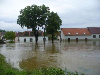 Strakoničtí vojáci finančně přispěli obci, kterou zasáhla povodeň