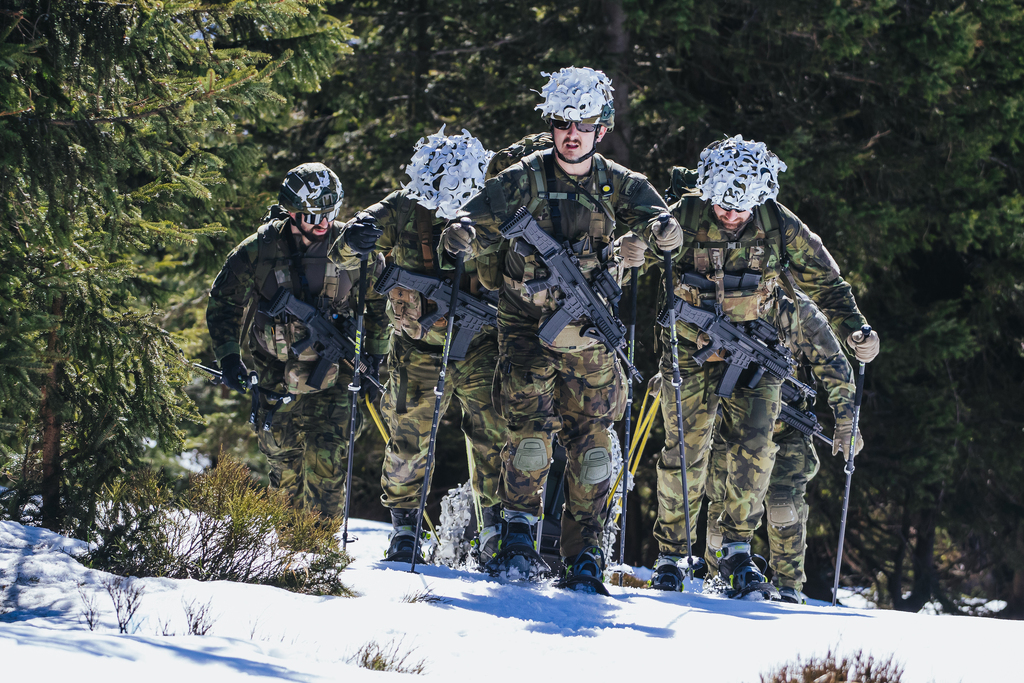 Přesuny se zbraňovými systémy, vážícími desítky kilogramů, byly fyzicky náročné