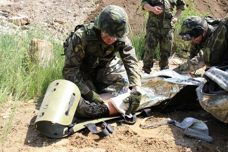 Role vojenského kaplana v přednemocniční neodkladné péči: vojákům nepomáhá pouze při umírání
