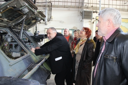 Senátoři navštívili protiletadlový pluk ve Strakonicích