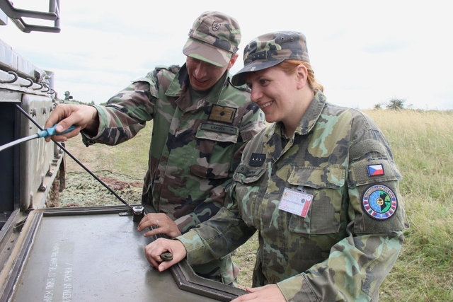 Nadporučice Petra Tomanová se slovenským kolegou svobodníkem Markem Lakotou kontrolují techniku. 