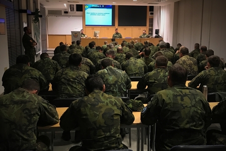 Teoretické znalosti vojáků ověřil písemný test. 