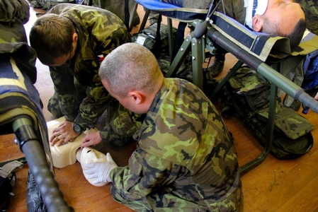 Simulace podmínek na ROLI 1 (polní stanici první pomoci). Resuscitace pacienta může probíhat ve stísněném prostoru. 