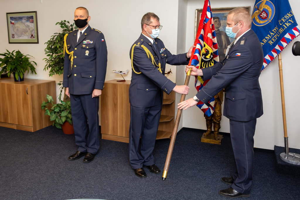 Novým velitelem strakonického útvaru se stal podplukovník Luděk Teger (uprostřed).