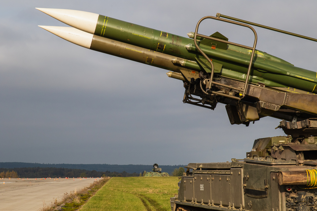 Rakety jsou na nepřátelské vzdušné cíle naváděny díky informacím z radiolokátoru SURN CZ.