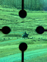 Pohled operátora přes zaměřovač protiletadlového kompletu RBS-70