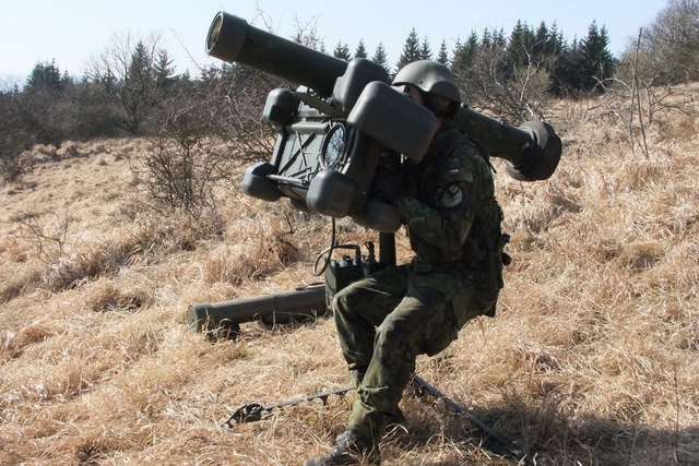 Operátor protiletadlového raketového kompletu RBS-70. 