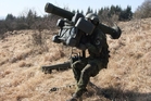 Operátor protiletadlového raketového kompletu RBS-70. 