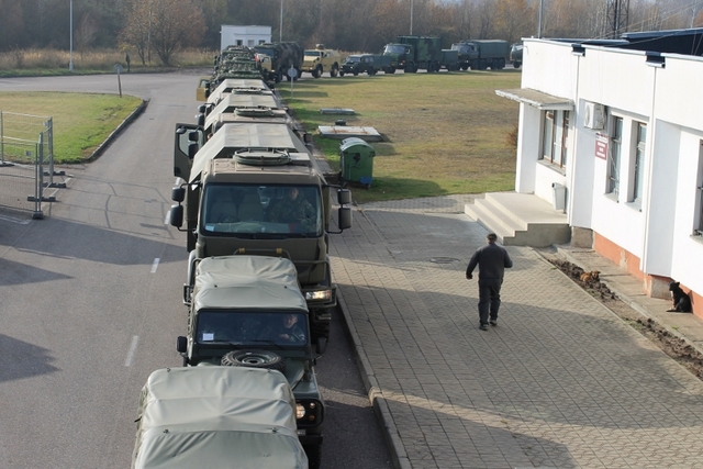 Vojenská kolona během přesunu do litevské Rukly. 
