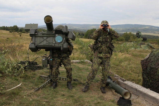 Čeští vojáci cvičí také s protiletadlovými raketovými komplety RBS-70. 