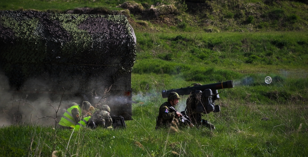 Střelba z protiletadlového raketového kompletu RBS-70. 