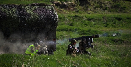 Střelba z protiletadlového raketového kompletu RBS-70. 