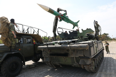 Nabíjení odpalovacího zařízení 2P25 cvičnou raketou. 