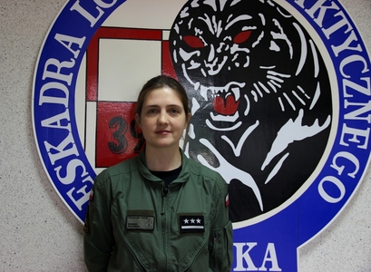 Barbara Buczyńska pilotuje letoun, ze kterého vojáci odpalují cíle. 