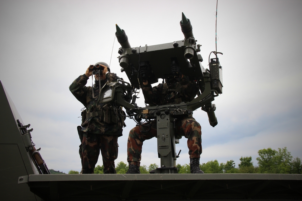 Hungarian soldiers in surveillance training of air targets using the MISTRAL system