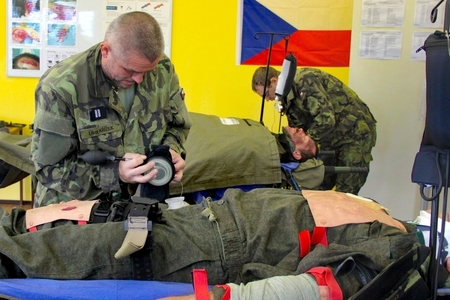 Vojáci z leteckých základen se učili ve Strakonicích, jak poskytnout první pomoc v boji