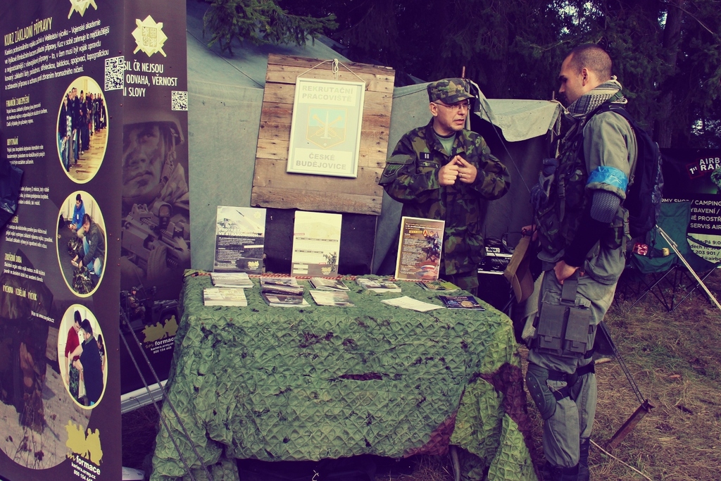 Zástupci rekrutačního pracoviště se pravidelně účastní akcí na veřejnosti. Podobně tomu bylo při airsoftové bitvě, kterou zorganizoval strakonický útvar ve spolupráci s českobudějovickými rekrutéry. 