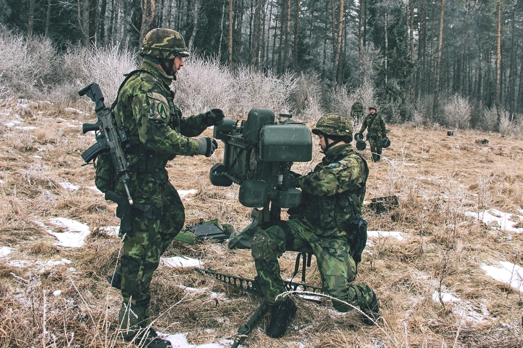 Příprava protiletadlového raketového kompletu RBS-70. 