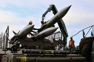 Vojáci nacvičovali manipulaci s raketami, které váží 635 kilogramů